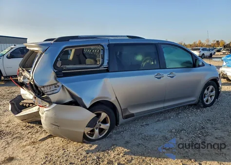 2011 Toyota Sienna Le z USA, uszkodzony, nr VIN 5TDKK3DC4BS098443